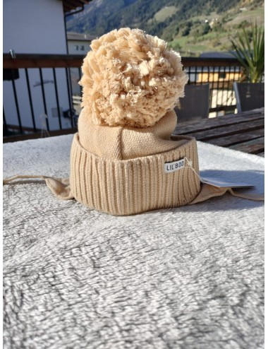 Bonnet avec énorme pompom...