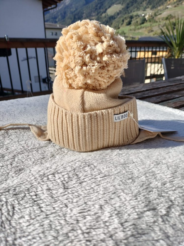 Bonnet avec énorme pompom beige