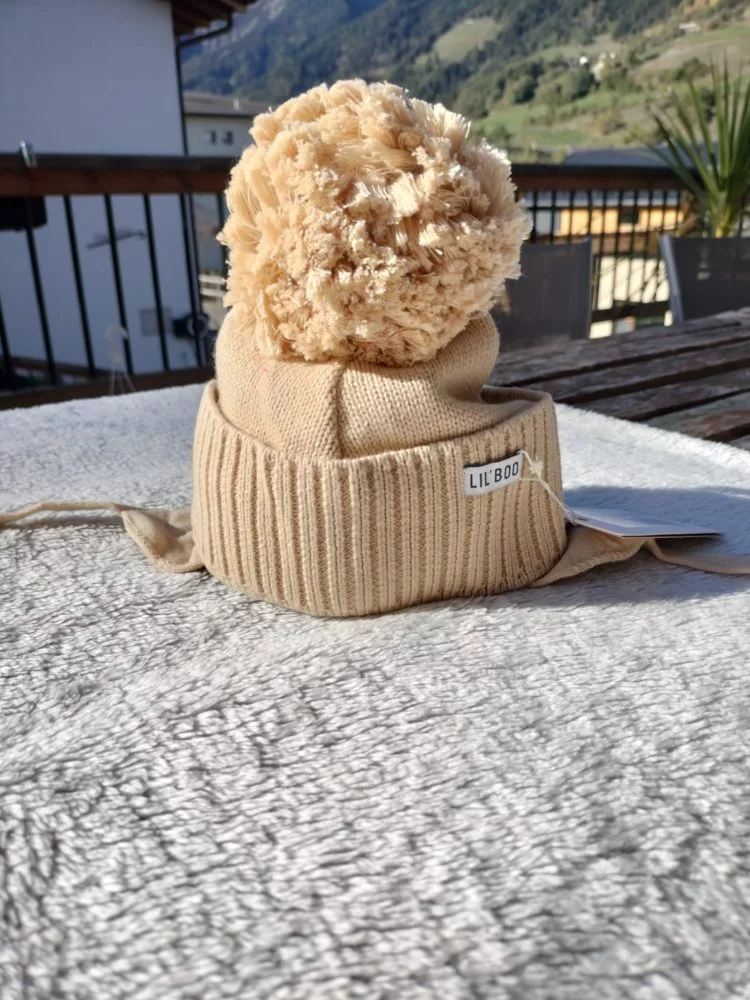Bonnet avec énorme pompom beige