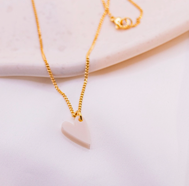 Collier en forme de cœur en acrylique blanc