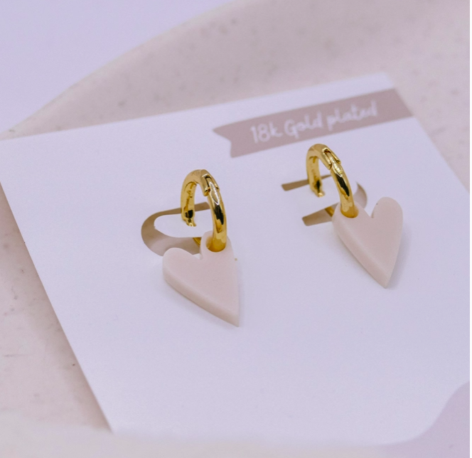 Boucles d'oreilles créole en acrylique avec cœurs - plaqué or 18 carats