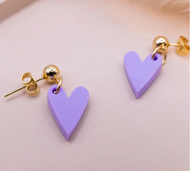 Boucles d'oreilles créole en acrylique avec cœurs - plaqué or 18 carats