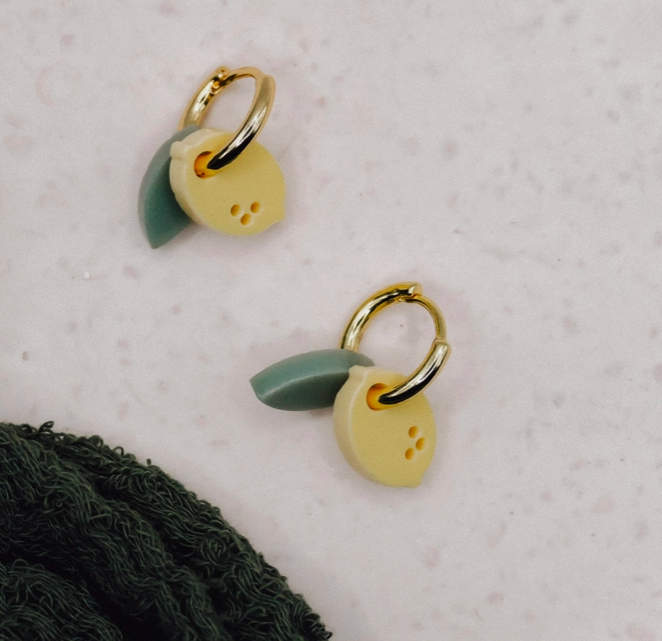 Boucles d'oreilles créoles en acrylique avec fruits au citron - Plaqué or 18 carats