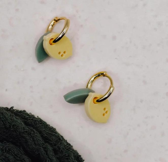 Boucles d'oreilles créoles en acrylique avec fruits au citron - Plaqué or 18 carats