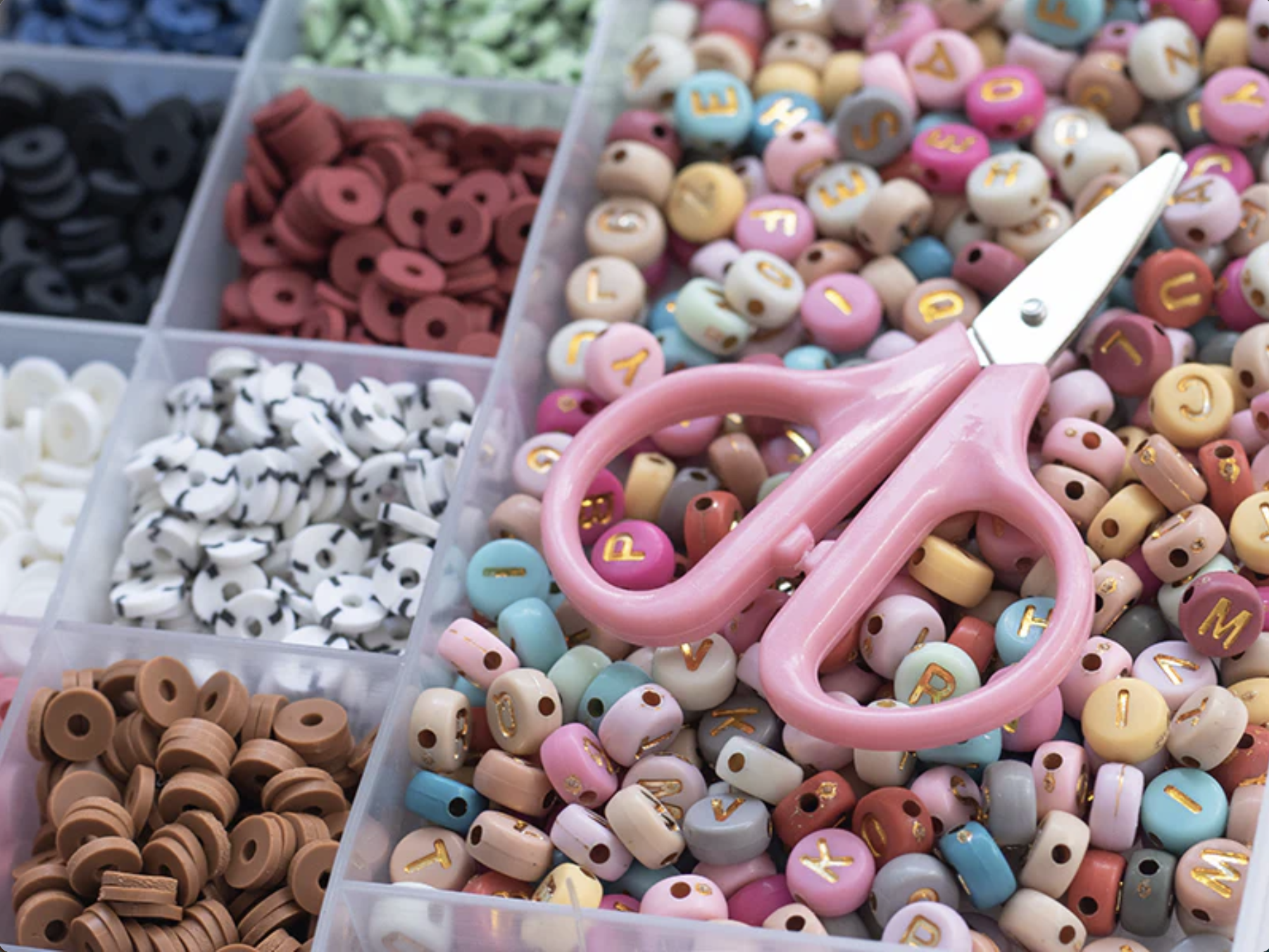 Maxi boite - 16 couleurs de perles heishi NATURE – Image 2